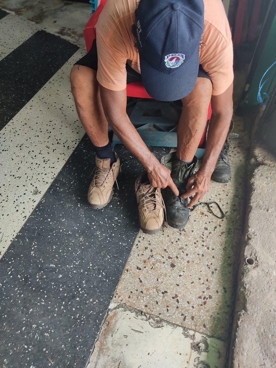 FRAENKELE's tweet photo. Voy a publicar unas fotos, y antes de juzgarme y condenarme quiero que vayan más allá de la reflexión que quiero dar..El sr Wilmar es el sr que anda con una carretilla haciendo mantenimiento y yo de vez en cuando alimentó a su mascota, en días pasado me fijé que sus zapatos estan https://t.co/BJLXA24oRn