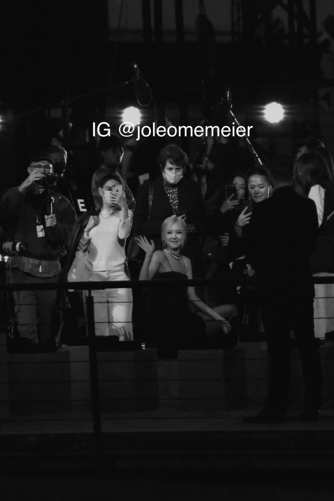 RoseGold_VN's tweet photo. All eyes on you 🤭

ROSÉ AT SAINTLAURENT PFW #ROSÉxYSLParisFW #로제 https://t.co/Mxwm9N1GPK