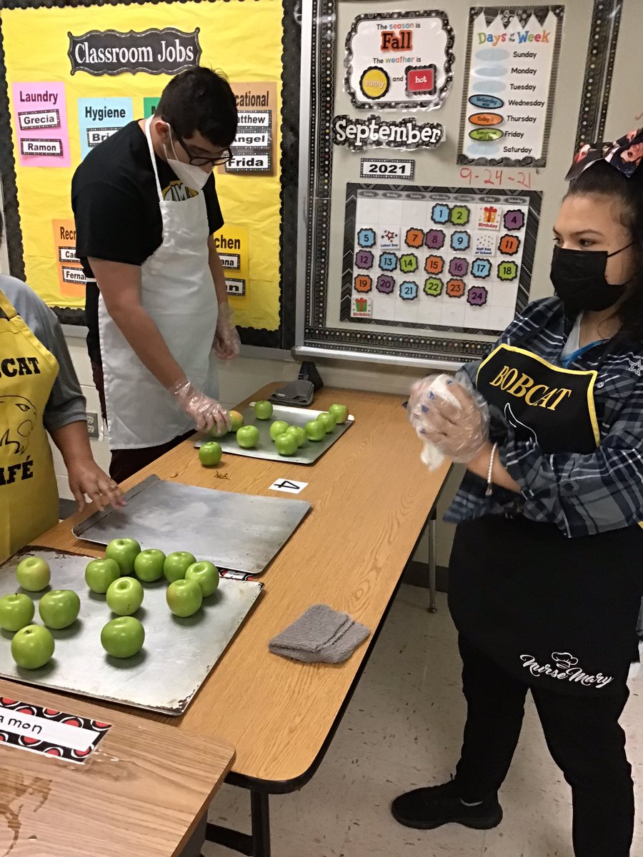 RHHS_Champs's tweet photo. Johnny Appleseed Project: Candy Apples…sorting fruit, washing apples, cooking candy and final project…yum @RHHS_Bobcats @Asael_Ruvalcaba @ACardenas001 @CoachBlue2 #WeAreRioHondo #BobcatNation https://t.co/1GmISWJY6R