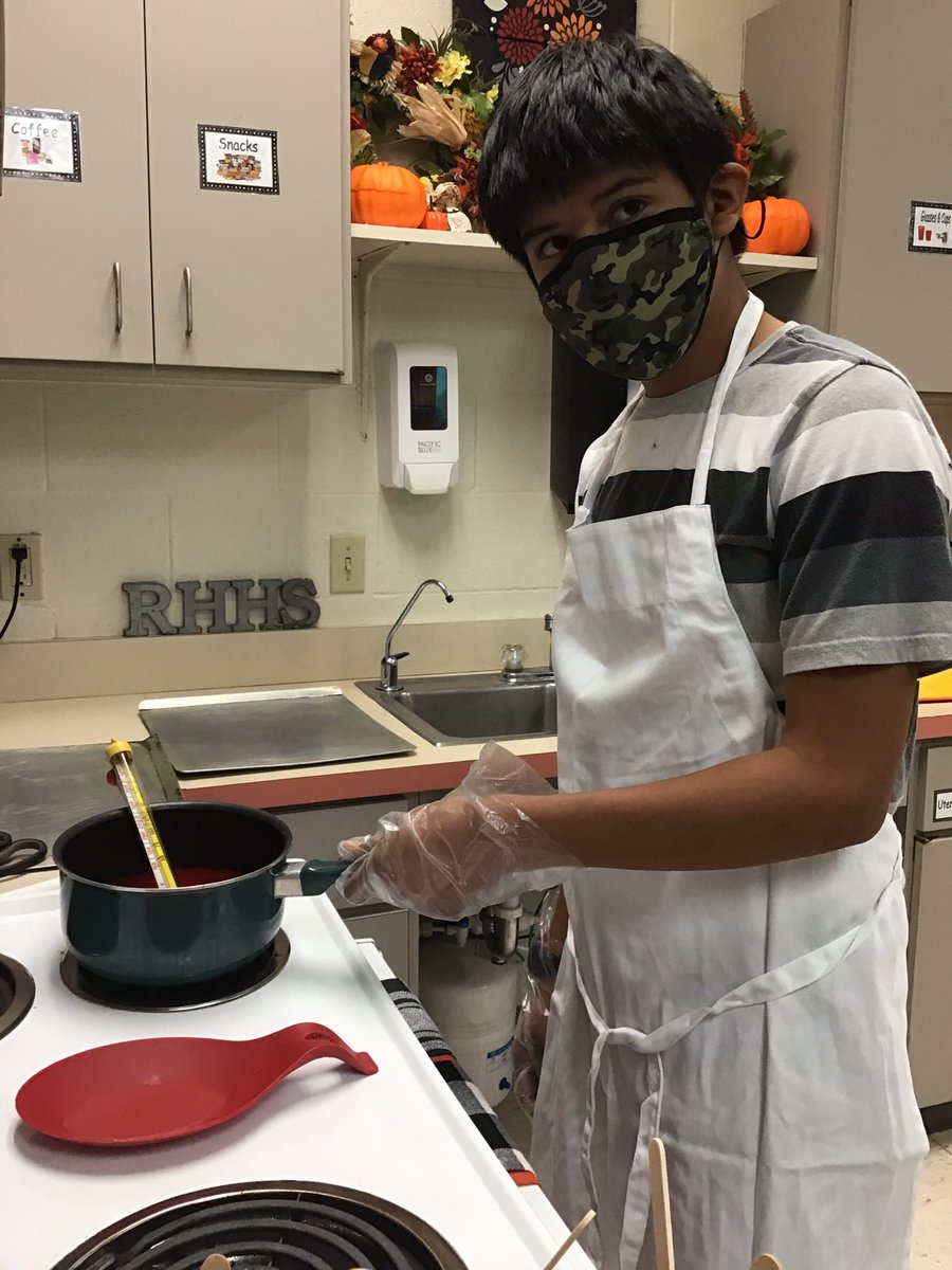 RHHS_Champs's tweet photo. Johnny Appleseed Project: Candy Apples…sorting fruit, washing apples, cooking candy and final project…yum @RHHS_Bobcats @Asael_Ruvalcaba @ACardenas001 @CoachBlue2 #WeAreRioHondo #BobcatNation https://t.co/1GmISWJY6R