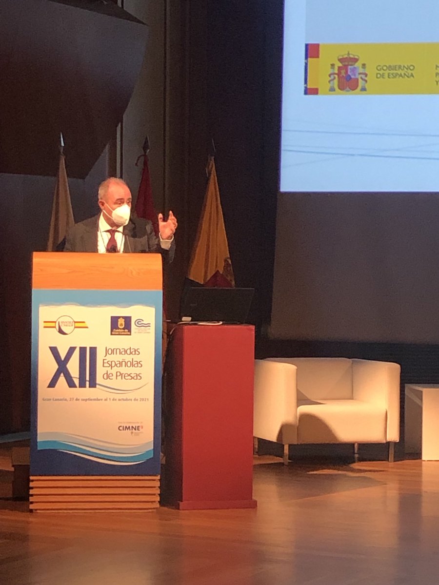 El Director General del Agua, Teodoro Estrela, poniendo el colofón a una interesantísima Jornada, de alto nivel técnico. La seguridad de las presas y la adaptación al cambio climático, analizadas a fondo