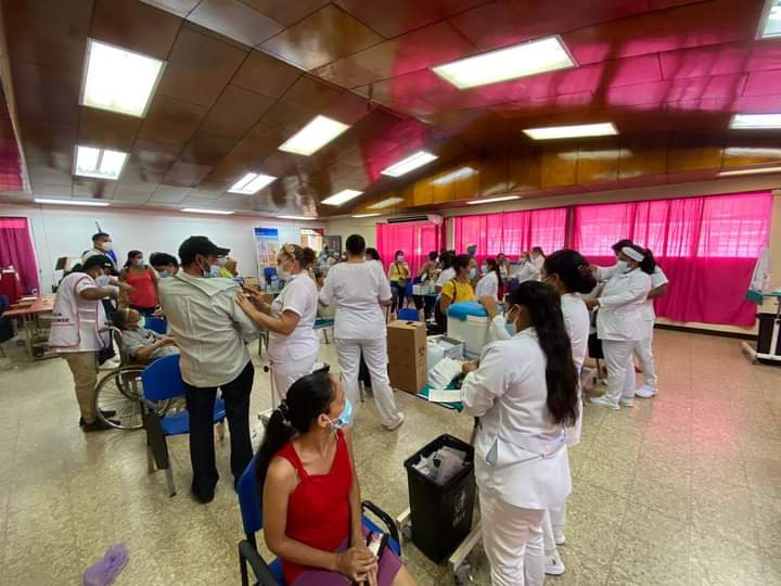 Personas de 30 años a más acudieron este martes al hospital Bertha Calderón en Managua para aplicar la vacuna contra el Covid-19.
#VacunandonosPuebloQueVence 
#Nicaragua