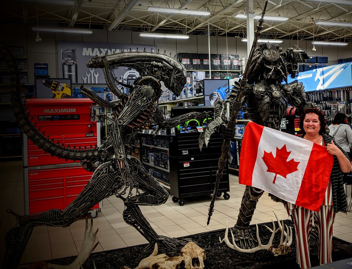 LKeindel's tweet image. I&apos;m watching with Predator &amp;amp; Alien.  And I&apos;m still the scariest person in the room!  #GoEsksGo!