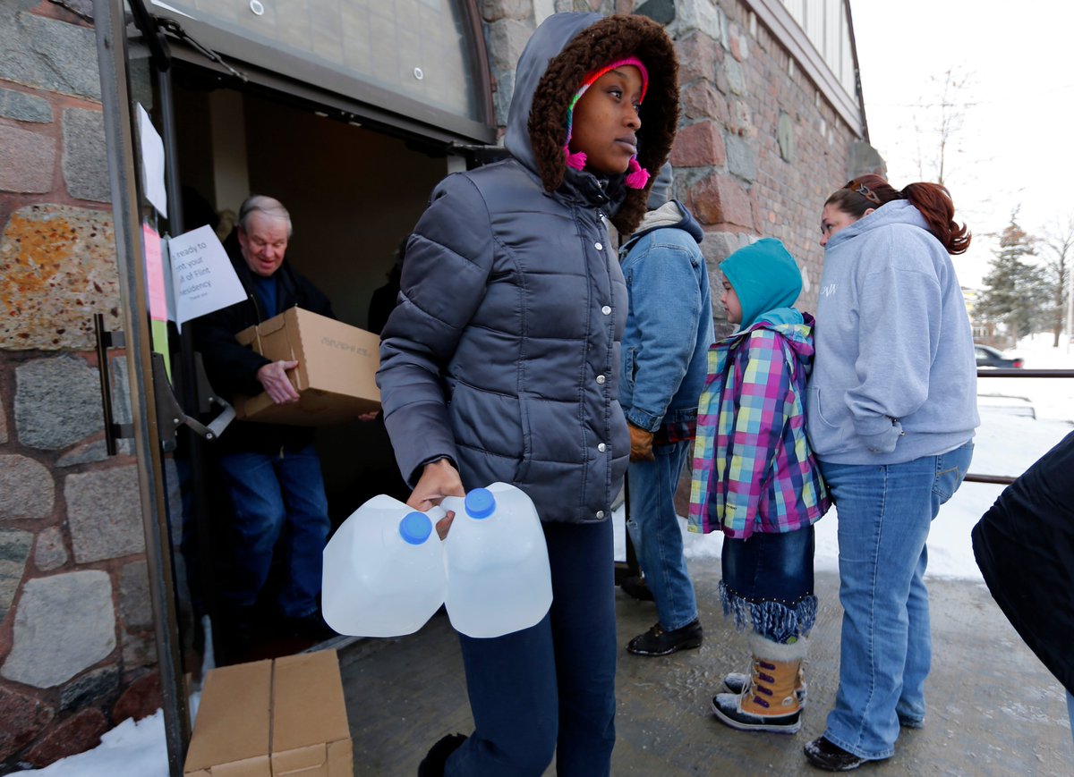 ajplus's tweet photo. The Flint water crisis exposed about 9,000 young children to lead after officials switched water supplies to cut costs.

7 years later:
▪️ Pipe replacement still not complete
▪️ Benton Harbor, another Black-majority MI city, has water lead levels up to 60x federal limit https://t.co/jx6b7weyWw
