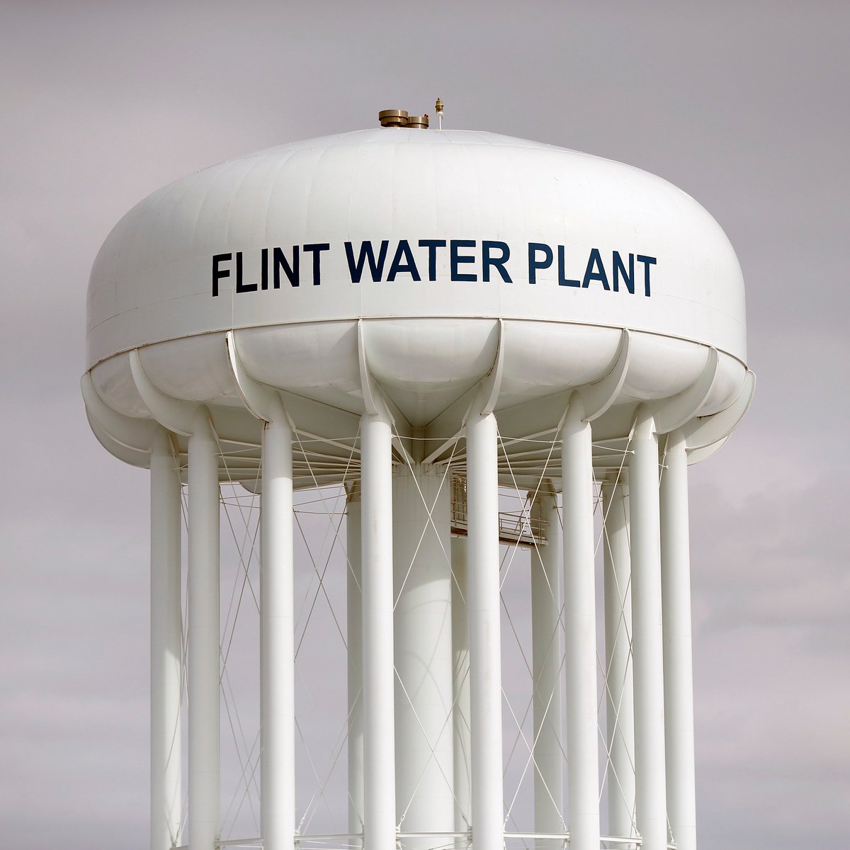 ajplus's tweet photo. The Flint water crisis exposed about 9,000 young children to lead after officials switched water supplies to cut costs.

7 years later:
▪️ Pipe replacement still not complete
▪️ Benton Harbor, another Black-majority MI city, has water lead levels up to 60x federal limit https://t.co/jx6b7weyWw