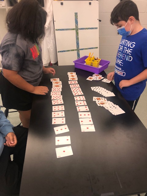 GablesGator's tweet image. 4th grade working on some STEM activities #teamwork 😀#cardchallenge @Jloveland7 @Neptune_STEM