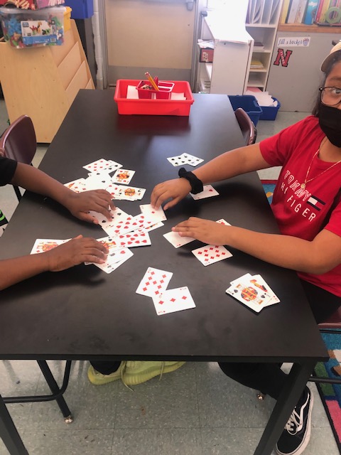 GablesGator's tweet image. 4th grade working on some STEM activities #teamwork 😀#cardchallenge @Jloveland7 @Neptune_STEM