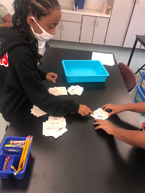 GablesGator's tweet image. 4th grade working on some STEM activities #teamwork 😀#cardchallenge @Jloveland7 @Neptune_STEM