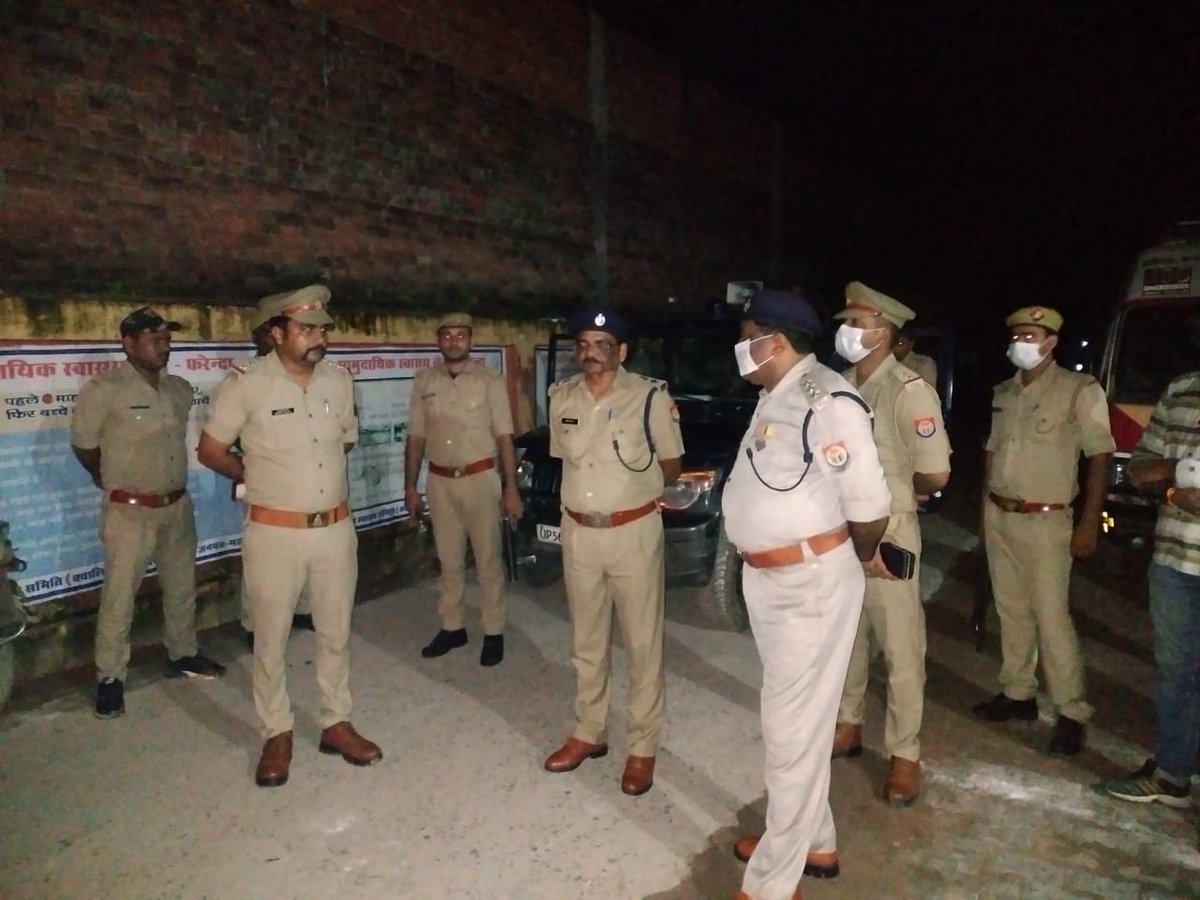 maharajganjpol's tweet photo. फरेंदा थाना क्षेत्रान्तर्गत फरेंदा पुलिस व क्राइम ब्रांच के साथ हुए मुठभेड़ में 02 शातिर अपराधी 1. हैदर अली 2.फिरोज खान गिरफ्तार,कब्जे से 02 अदद देशी तमंचा,03 अदद खोखा कारतूस व 01 अदद ज़िन्दा कारतूस बरामद,गिरफ्तार अभि0गणों  के विरुद्ध विभिन्न थानों में दर्ज है कई आपराधिक मुकदमें। https://t.co/GfwP8T7lXD