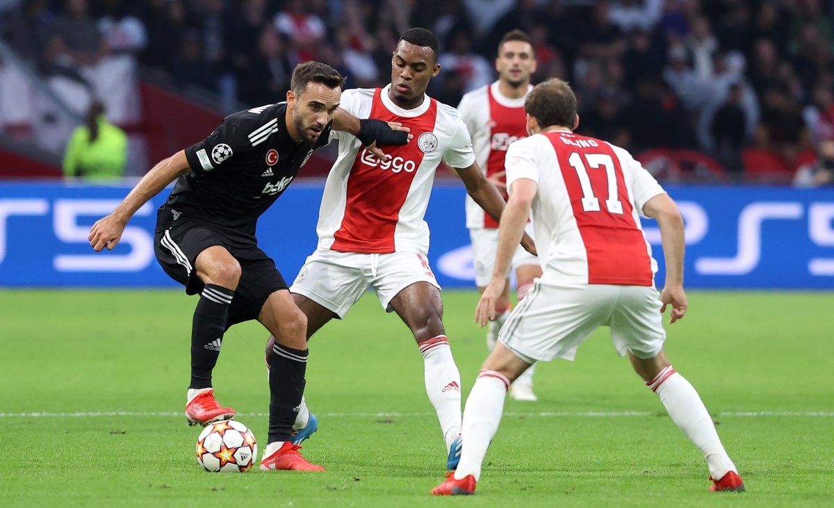 sporx's tweet photo. Wesley Sneijder: "Beşiktaş'ın verilmeyen golünde bence omuzla bir müdahale var. Gol verilseydi de VAR incelemesi sonunda iptal edilirdi." https://t.co/aGWgx6M5GX