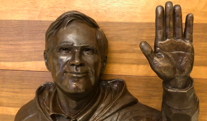 The Oilers have added an incredible Joey Moss tribute to their locker room. 🧡💙

MORE @ bardown.com/the-oilers-hav…