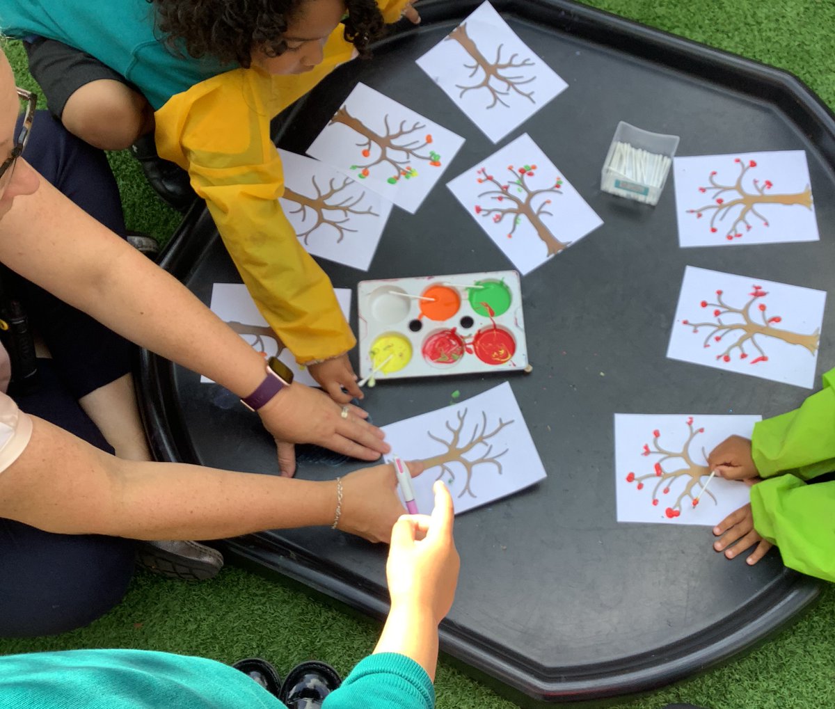 GreenParkR2's tweet photo. Autumn learning with our Reception children #GPVPA #rdgUK #EYFS #earlyyears #autumn #autumnfalls #tufftrays #enablingexcellenceforexceptionalfutures https://t.co/iGHisoCHiw