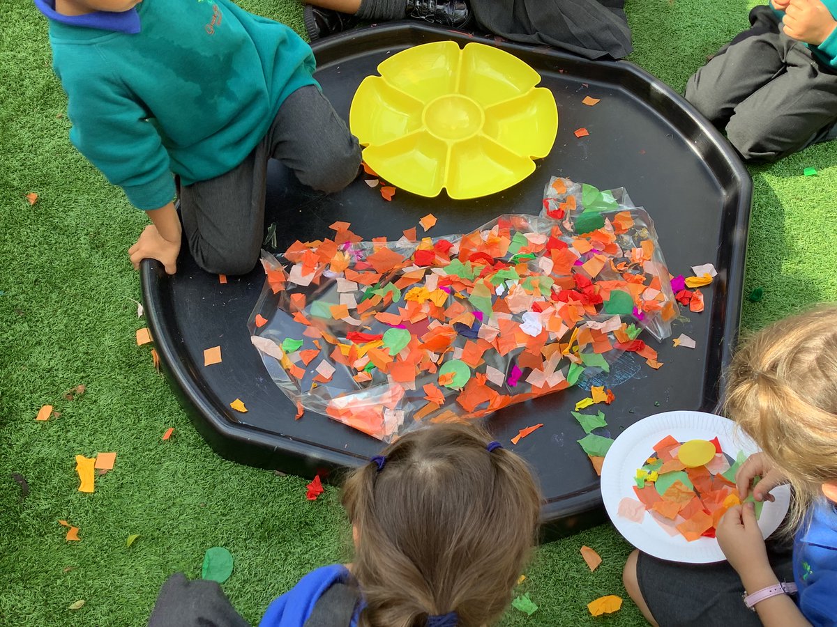 GreenParkR2's tweet photo. Autumn learning with our Reception children #GPVPA #rdgUK #EYFS #earlyyears #autumn #autumnfalls #tufftrays #enablingexcellenceforexceptionalfutures https://t.co/iGHisoCHiw