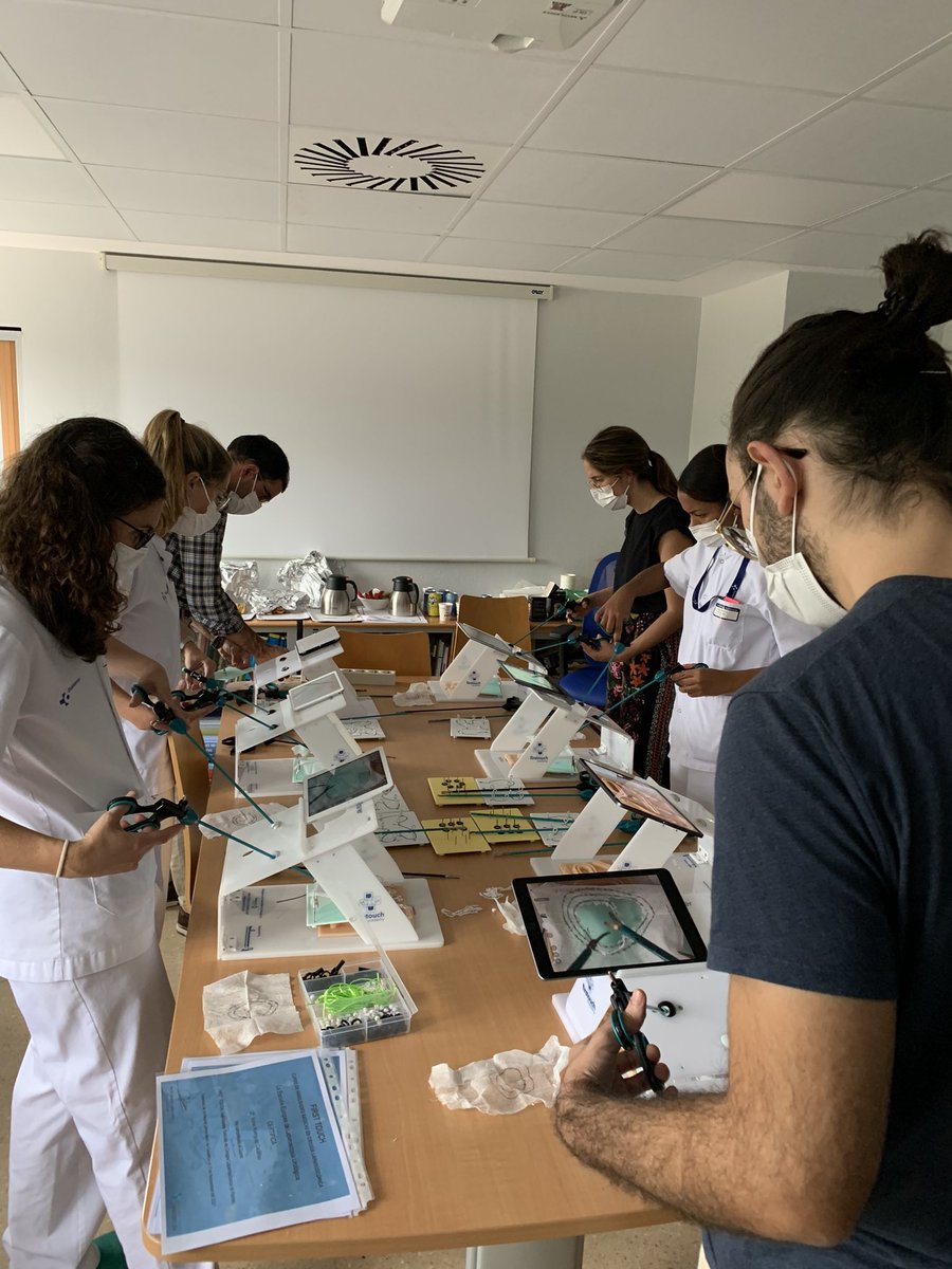 icastivela's tweet photo. FIRST TOUCH EN HOSPITAL DE GALDAKAO FT visita Bilbao y entrenamos  con 7 urólogos jóvenes. Siempre muy agradable visitar este Servicio de Urología. Gracias Josean Gallego por la invitación, Leyre Gamboa y Pablo Arredondo por la coordinación e IPSEN por el apoyo. #Lap4All https://t.co/gWnB3Svl8X