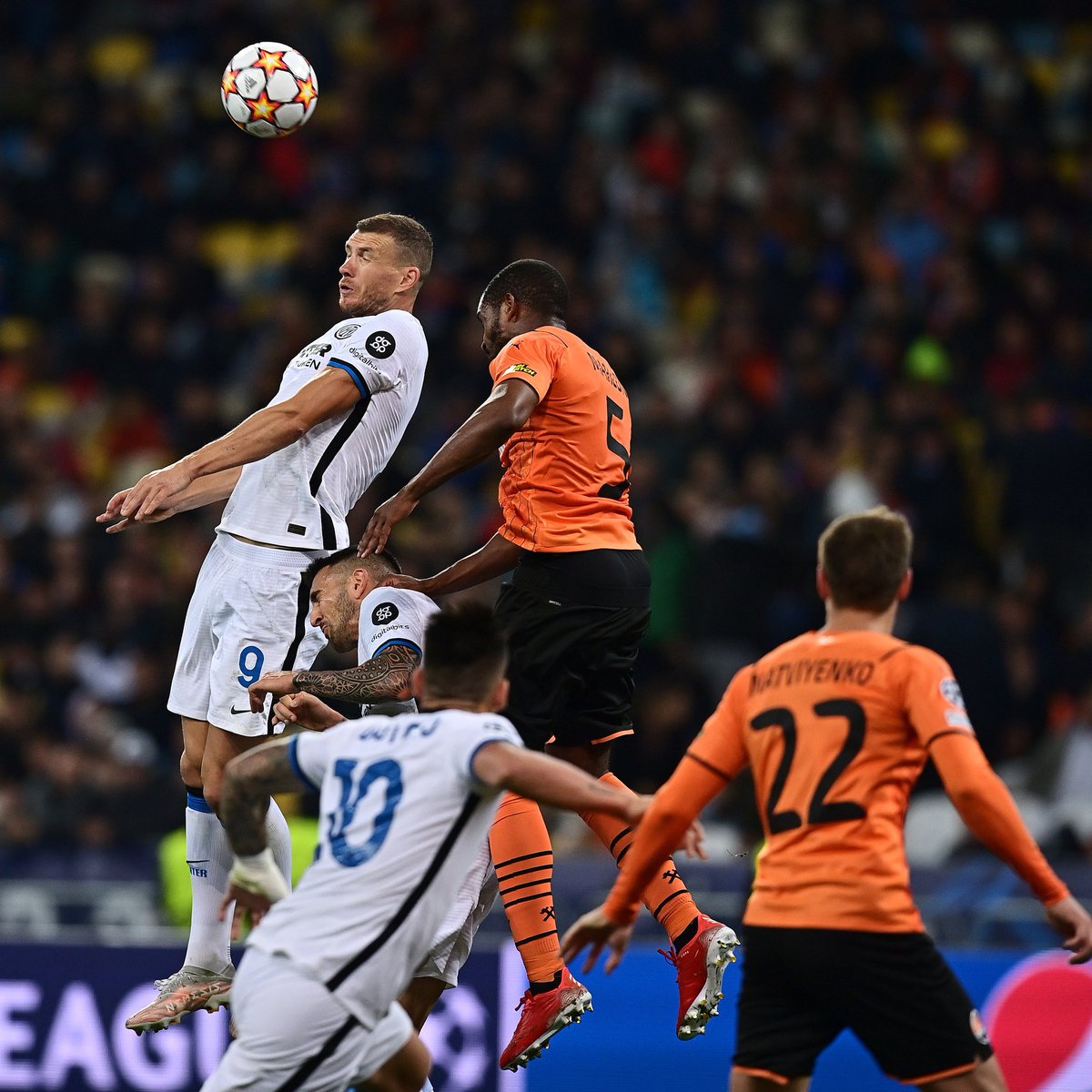 pasefiltrado's tweet photo. #ChampionsLeague | Grupo D.
@FCShakhtar 0-0 @Inter
- 4 disparos al arco en 90'.
- #Pyatov hizo 2 tapadas importantes.
@realmadrid 1-2 #Sheriff
- #Yakhshibaev y #Thill, con golazos, vapulearon al Madrid.
- El conjunto de Moldavia es líder del grupo. https://t.co/CKJeJe1mtN
