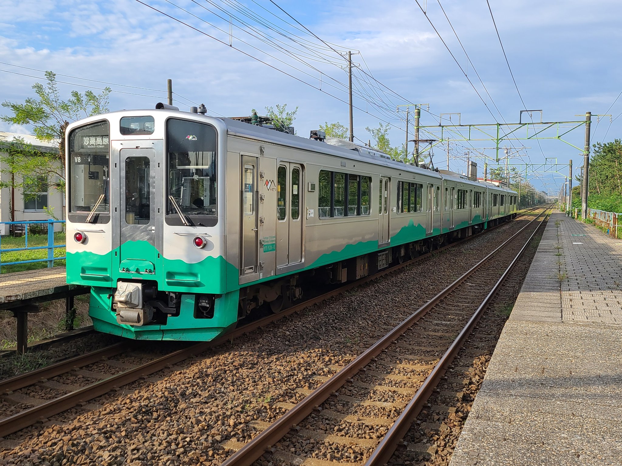 彩浜人 21 09 29 信越本線上り えちごトキめき鉄道et127系使用 13m V6 V8編成 前日の1349mからの運用で本来は6両編成ですが 今朝は27日の午後に妙高はねうまラインで発生した人身事故該当車両 V1編成 修繕に伴う運用離脱による車両不足のためか4両編成