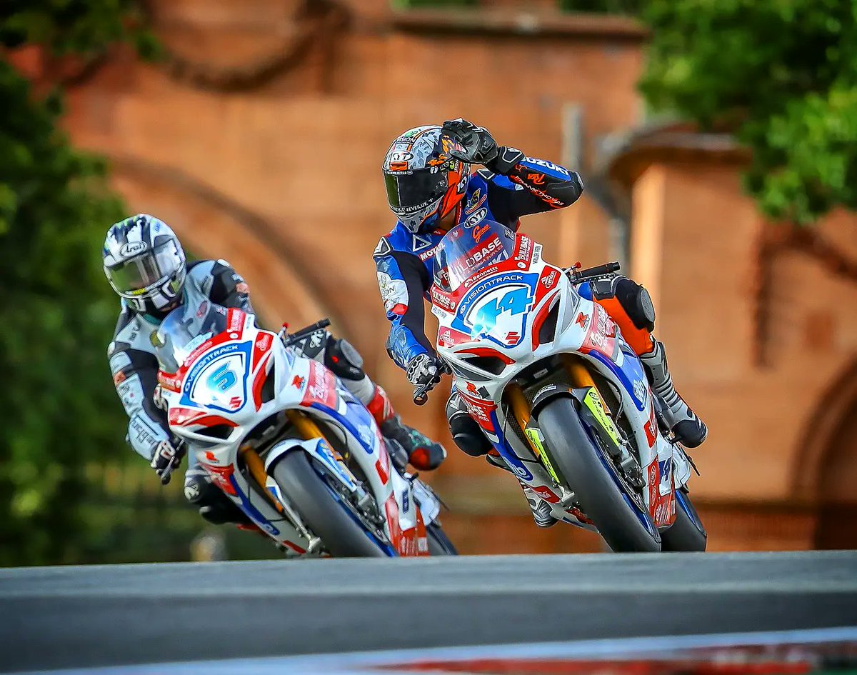 GinoRea's tweet photo. Just coolness 😎 with the legend @M_Dunlop3 🏍
@_hawkracing • @buildbaseuk
#oultonpark #tt #dunlop #GR44 https://t.co/aLkOBBiq1K