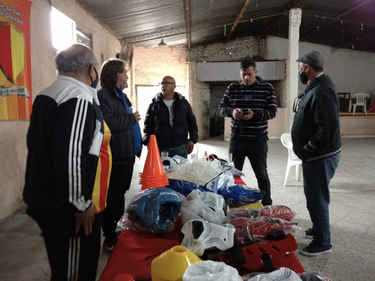 AtInmediataPBA's tweet photo. Además el Director de Intervención Social en la Emergencia, Ariel Paniagua y la Directora de Infraestructura Social, @RominaCorio , junto al Director de Deporte Social @MarcosCianni recorrieron el Club Cambacitas y la Sociedad de Fomento Villa Olaechea👇🏼 https://t.co/62czg6GLjp