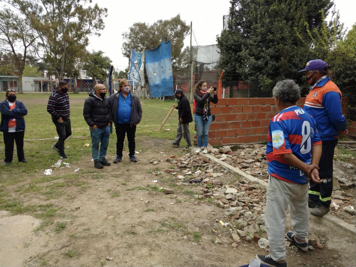 AtInmediataPBA's tweet photo. Además el Director de Intervención Social en la Emergencia, Ariel Paniagua y la Directora de Infraestructura Social, @RominaCorio , junto al Director de Deporte Social @MarcosCianni recorrieron el Club Cambacitas y la Sociedad de Fomento Villa Olaechea👇🏼 https://t.co/62czg6GLjp
