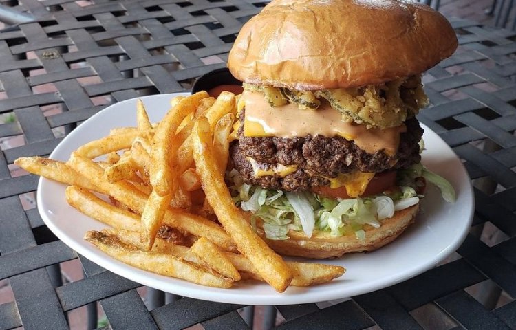 BrickhouseSCafe's tweet photo. Any day can be made better with a Brickhouse Burger 🍔
.
. 
#HuntsvilleFood #VillageOfProvidence #HuntsvilleEats #HuntsvilleFoodie https://t.co/FxXLPgKq1A