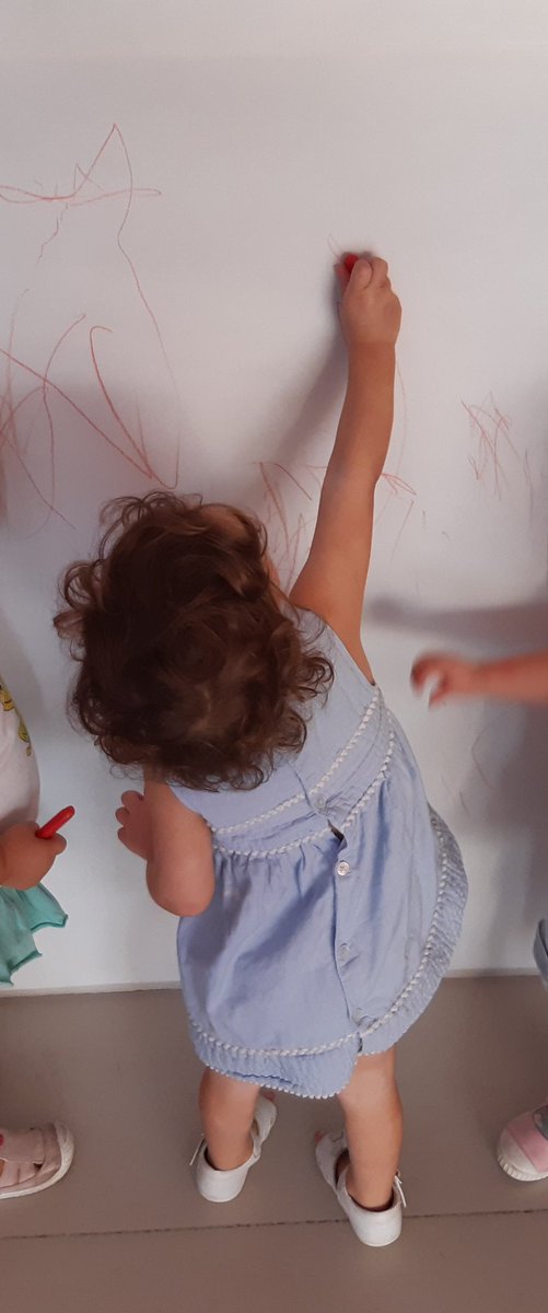 mcrojasmena's tweet photo. En 1 año B nos divertimos dibujando este mural con colores de otoño.
#primerciclodeinfantil
#novaschoolbenalmadena
#terminandolaadaptacion
@Novaschool_es https://t.co/LGrFOu0sbX
