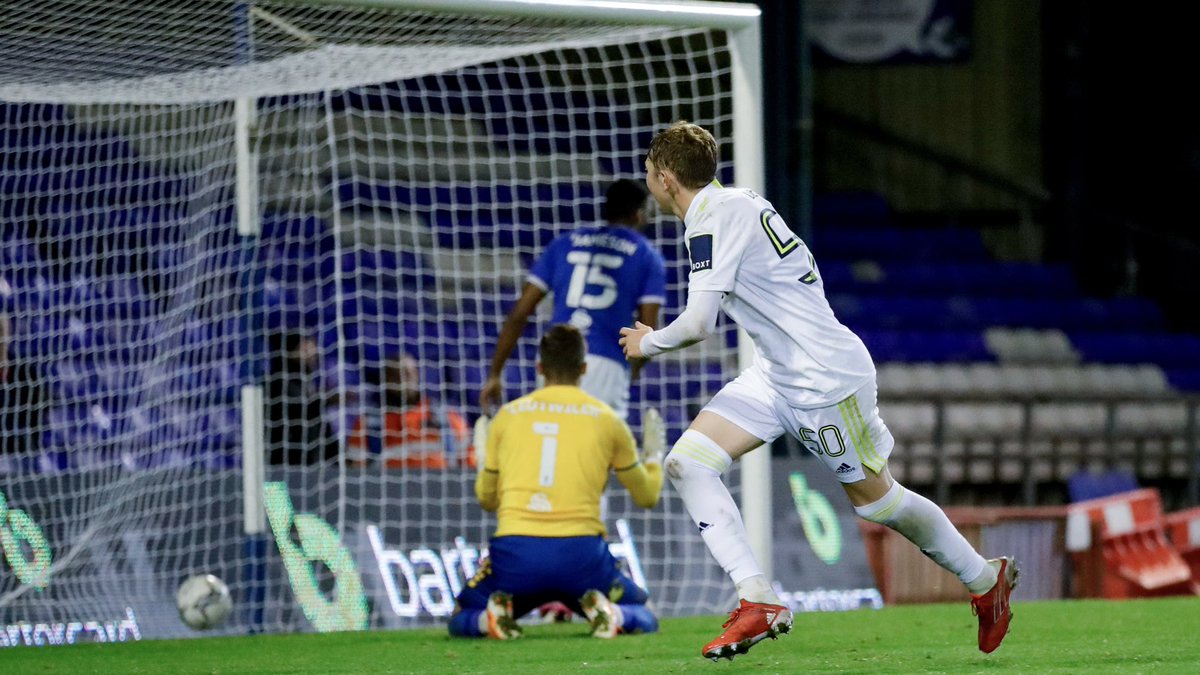LUFC's tweet photo. 𝐅𝐮𝐥𝐥 𝐓𝐢𝐦𝐞: A first ever win in the Papa John’s Trophy tonight, as our #LUFC U21s defeat Oldham 3-2 at Boundary Park https://t.co/tlOtID5ELy