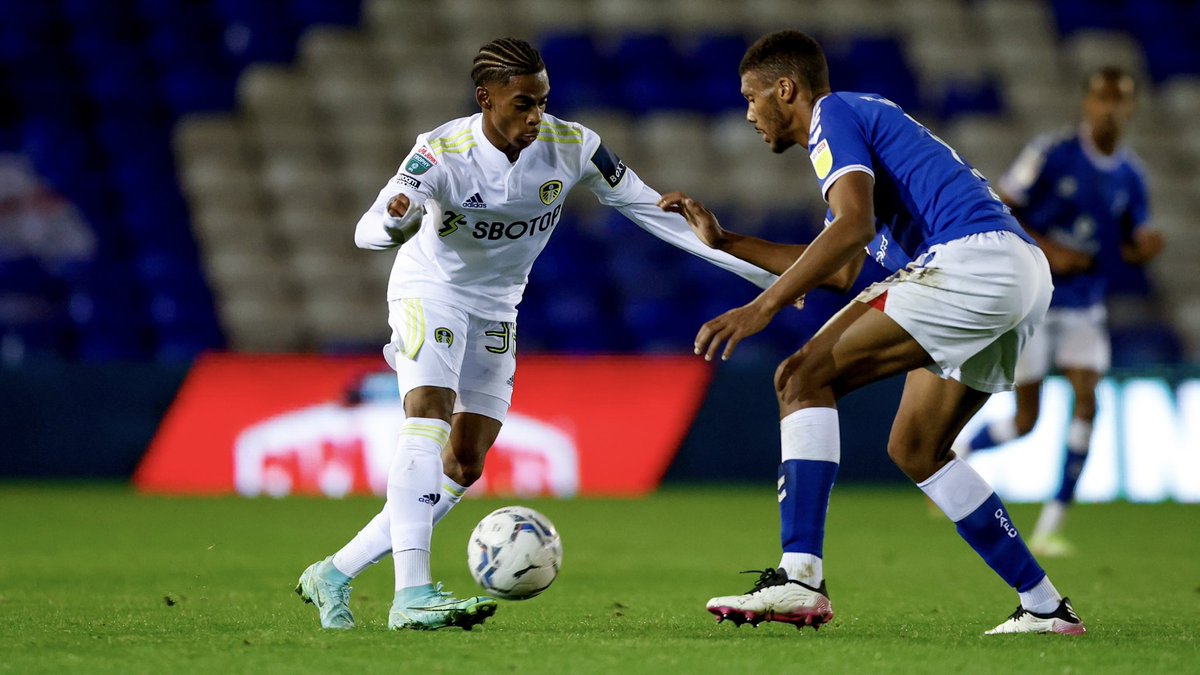 LUFC's tweet photo. 𝐅𝐮𝐥𝐥 𝐓𝐢𝐦𝐞: A first ever win in the Papa John’s Trophy tonight, as our #LUFC U21s defeat Oldham 3-2 at Boundary Park https://t.co/tlOtID5ELy