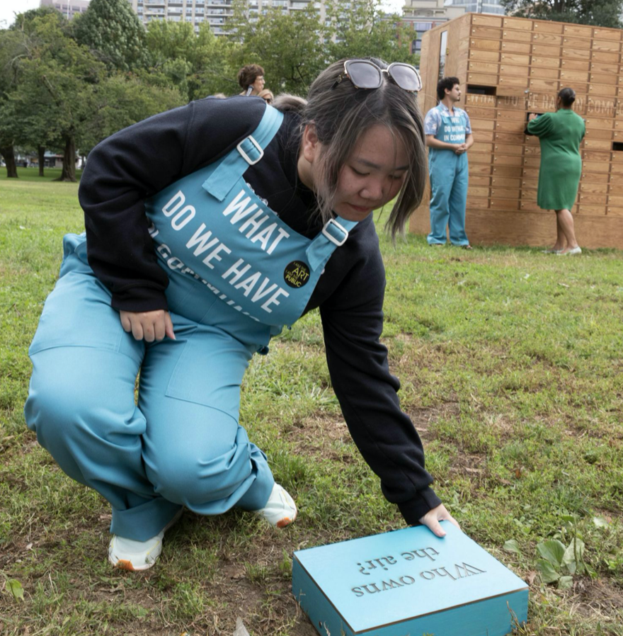 FOPG's tweet photo. #InCommonBos--Each day, the Guides will remove a series of blue markers from the cabinet and install them throughout the #BostonCommon and ask such questions as “Who owns the grass?,” or “Who owns the future?”. A poem will emerge creating a constantly-changing daily commentary. https://t.co/swH1YAAnFk