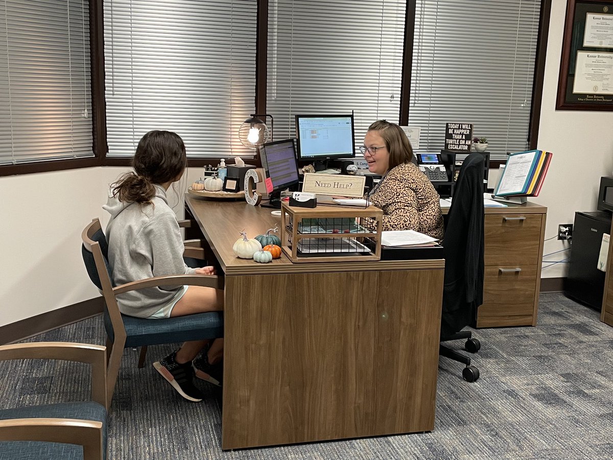 khs_counselteam's tweet photo. We caught Mrs. Campbell in action during one of her personalized counseling meetings. KHS Counselors are meeting with each student this semester to discuss academic goals, graduation requirements, and post-graduation plans. https://t.co/x5w3vhRYlq