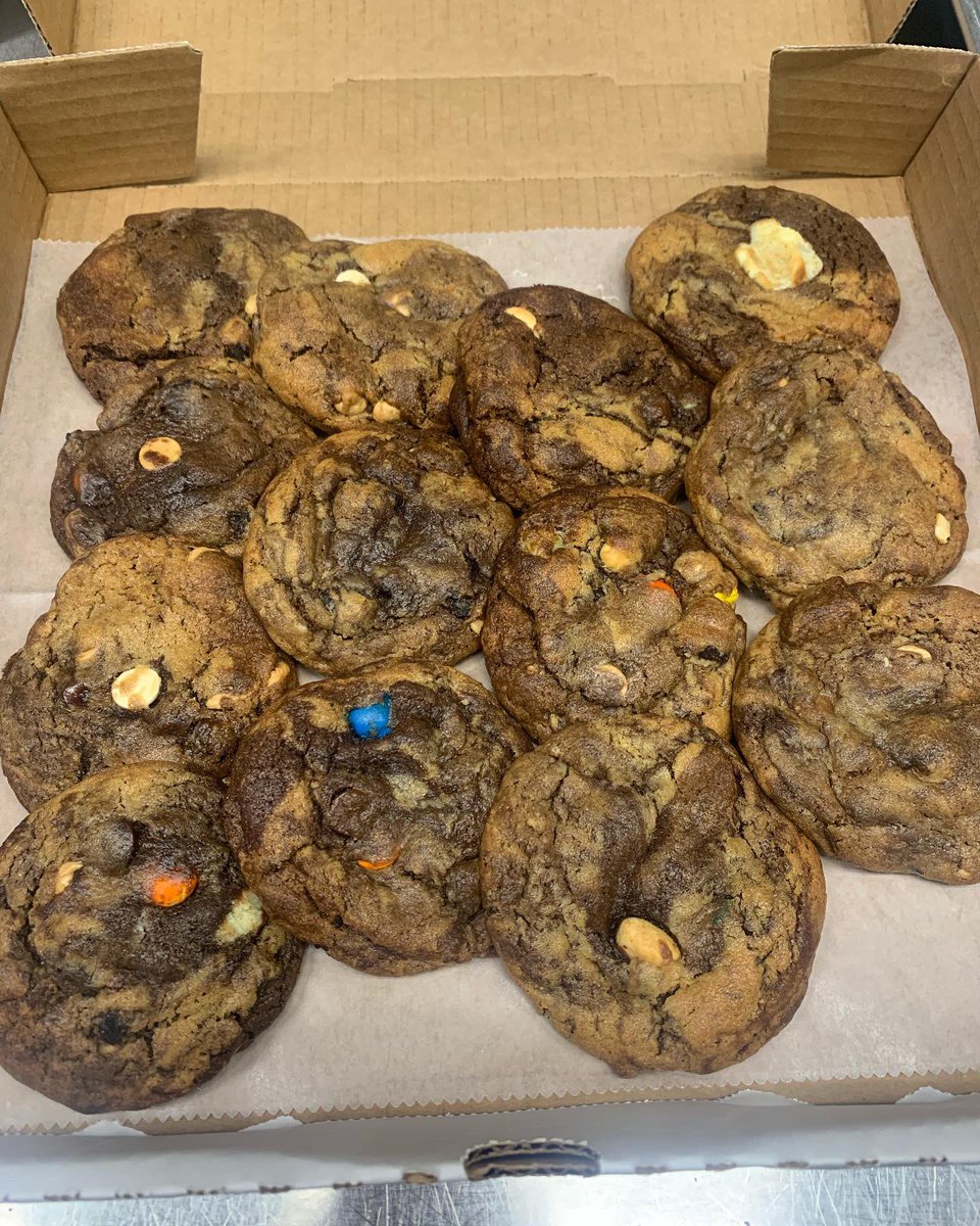 Don’t forget we have daily deals during the week🤑 Today you can get a DOZEN chocolate chip or sludge cookies for just $10 🤩🍪