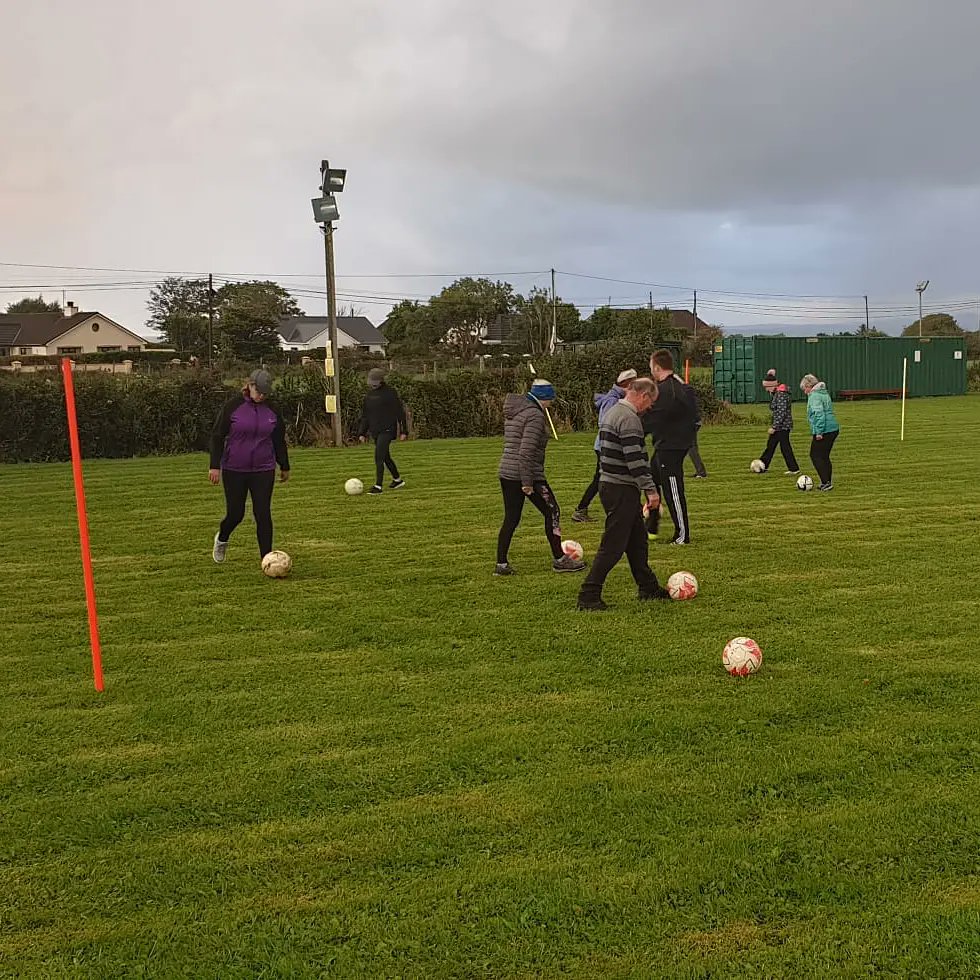 CastleCeltic_FC's tweet photo. Another busy evening at the pitch this evening for the final session of this round of the walking soccer programme which was a huge hit. Well done to all. We will be running another 4 week programme - full details to follow tomorrow 👊⚽ https://t.co/LmI9gPI9Ej