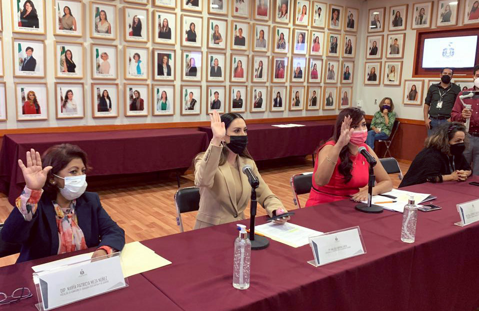 AnalySandoval's tweet photo. En la sesión de la comisión de Igualdad Sustantiva y de Género del @LegislativoJal despedimos a @SofiaGarciaGDL. Te felicito por el trabajo que realizaste como legisladora, mucho éxito en tu próxima labor como regidora de Guadalajara. https://t.co/1YFVNtlYOd