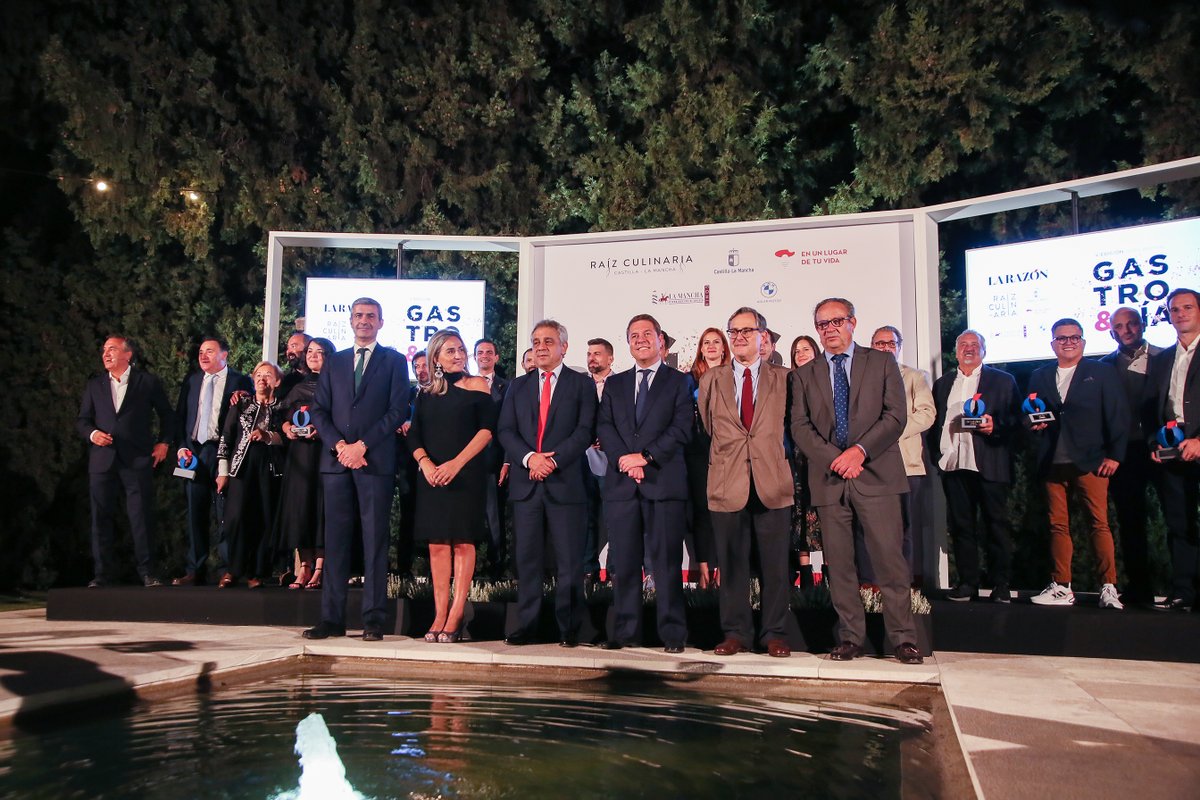 milagrostolon's tweet image. Hoy, en la V edición de los Premios de Gastronomía de @larazon_es destacamos el poder dinamizador de la gastronomía y felicitamos a @ivancerdeno por ese reconocimiento que le brinda el periódico como Cocinero del Año. Nuestros hosteleros y chefs son empuje y reclamo. Felicidades