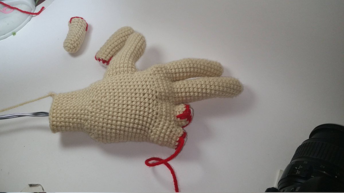 MadebyJody666's tweet image. not perfect, but i'm pretty happy with how things are going :) 
#crochet #severedhand #amigurumi #horror #anatomy #severedfingers #horrorcrochet #handmade #madebyjody666