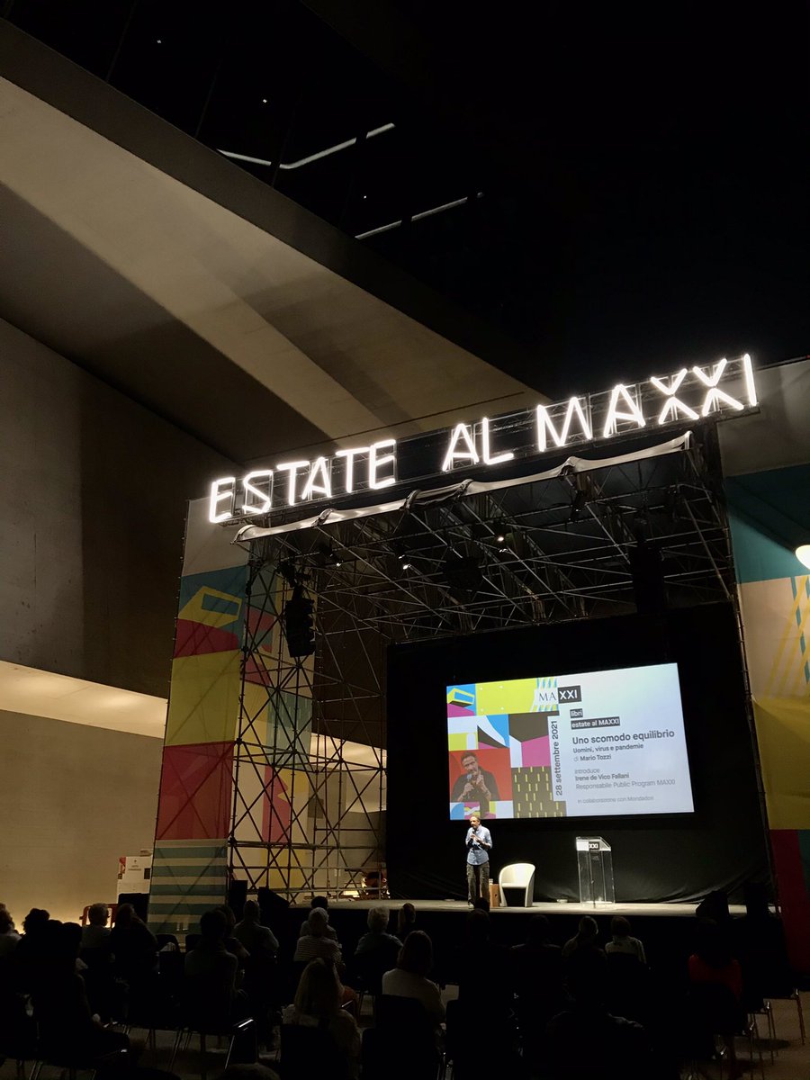 A partire dal libro “Uno scomodo equilibrio” questa sera per #EstateAlMAXXI @OfficialTozzi ci ha guidato in un viaggio affascinante, incredibile e a tratti spaventevole, nella storia del rapporto tra l’uomo e i virus, magistralmente raccontato dal punto di vista di quest’ultimi.