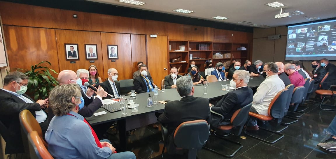 sindsempmg's tweet photo. Dando continuidade aos trabalhos de articulação política, as centrais sindicais, federações e suas bases se reúnem com as lideranças do PT para alinhar estratégias para derrubada da PEC 32 no Plenário da Câmara. https://t.co/z2qzRZWQ10