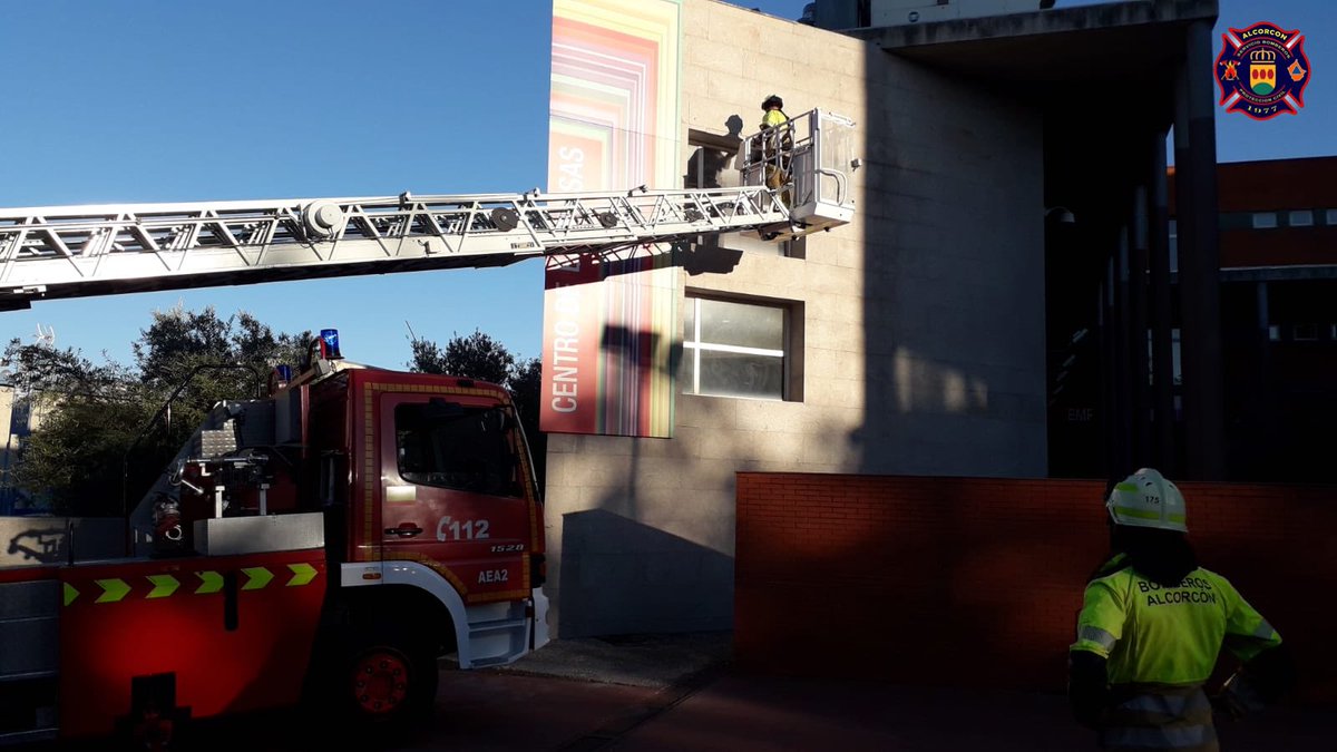 Intervenimos en las instalaciones del <a href="/ImepeAlcorcon/">IMEPE ALCORCÓN</a> para sanear el dintel de una de las ventanas del edificio .