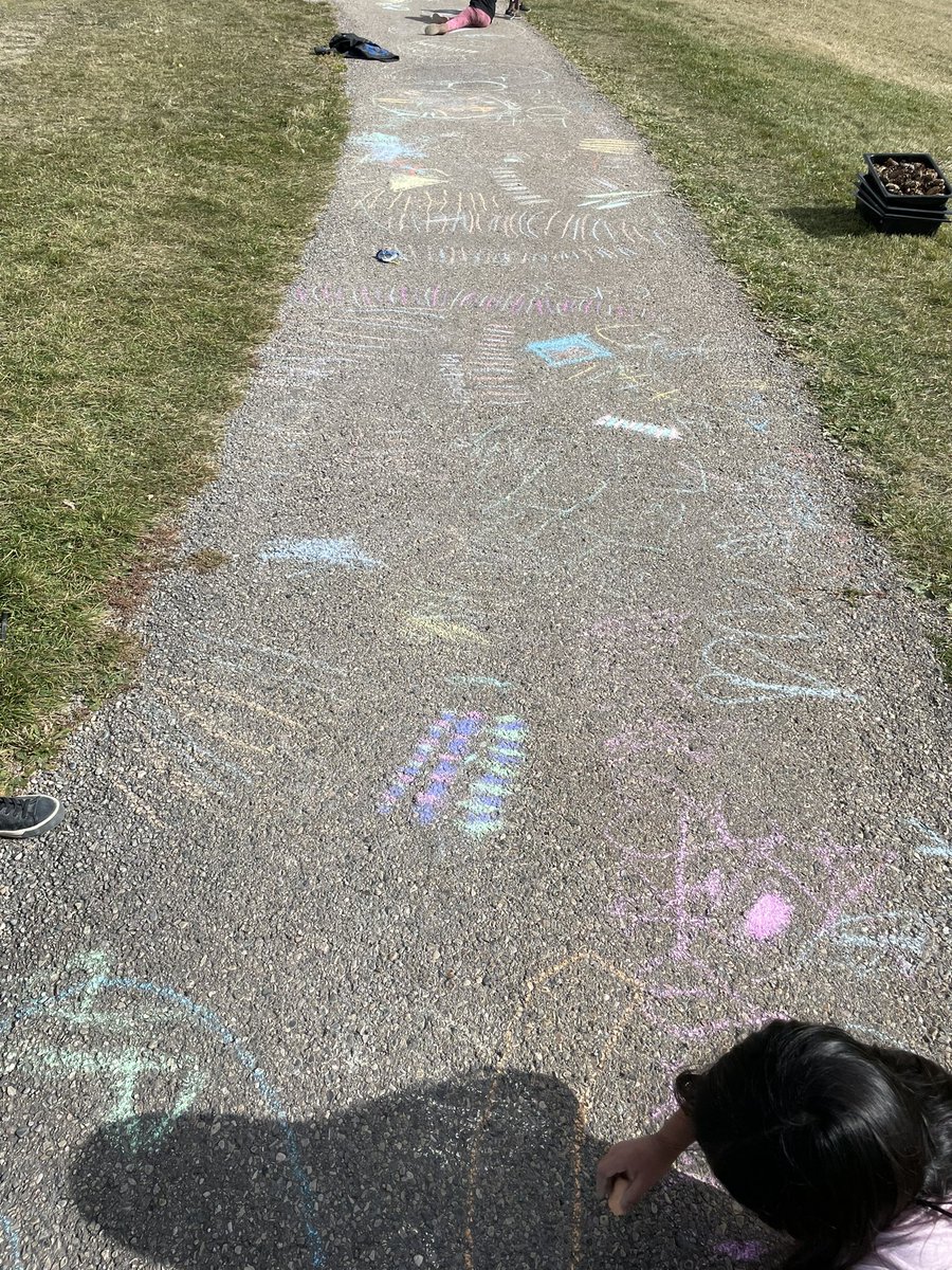 JSMSoderling's tweet photo. Our grade 1/2 class is exploring patterns through chalk art! We tried to discover how many AB, ABC, and AABB patterns we could think of. https://t.co/4InnhUDzn0