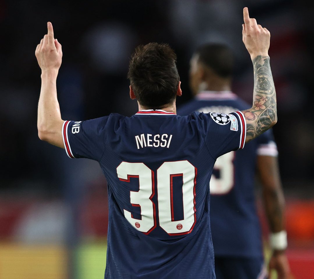 Dmlopez20's tweet photo. Escuchame una cosita @PSG_inside 

Si el 30 está solo, se la das.
Si el 30 está marcado, se la das.
Si el 30 está lesionado, se la das.
Si el 30 está en el banco, se la das.
Si el 30 está en el palco, se la das.

¿Tamos? #Messi 👑🔟 https://t.co/ElsnuhdxFt