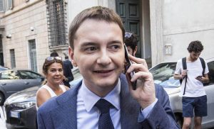 viaggrego's tweet photo. Colpo di scena nell’#indagine sul “#guru” di #Salvini: “La #droga non era di #Morisi, non può averla #ceduta a terzi”
https://t.co/hTggtQuFwX https://t.co/DqYqkGvXVJ