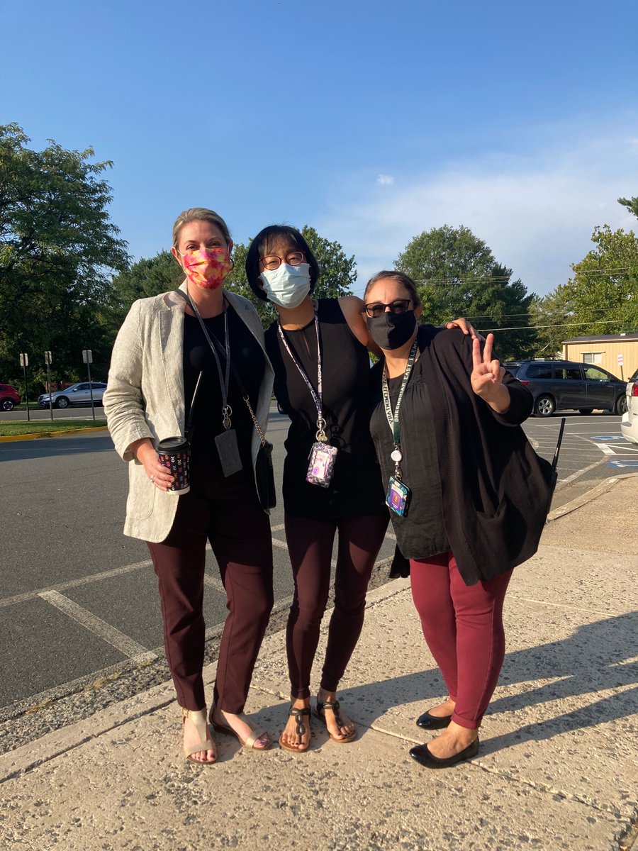 SchoolGbe's tweet photo. Bus duty crew #fcps #gbe #busduty https://t.co/gxhJwNkxcH