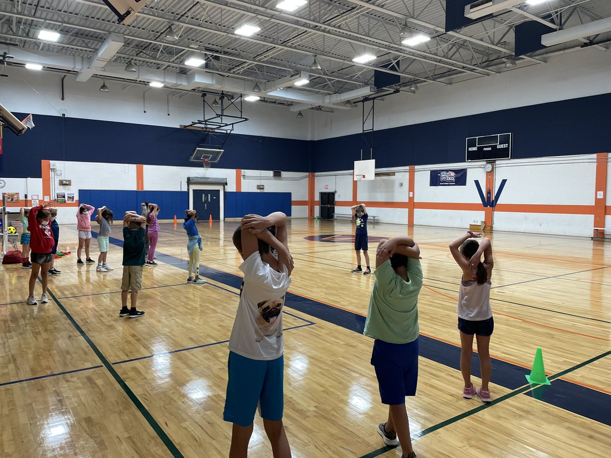 MrIadarola_PE's tweet photo. Love seeing students take on leadership roles in PE during our stretch and warm-up before we start our activities! #makingmeproud! https://t.co/G3juHPTPrI