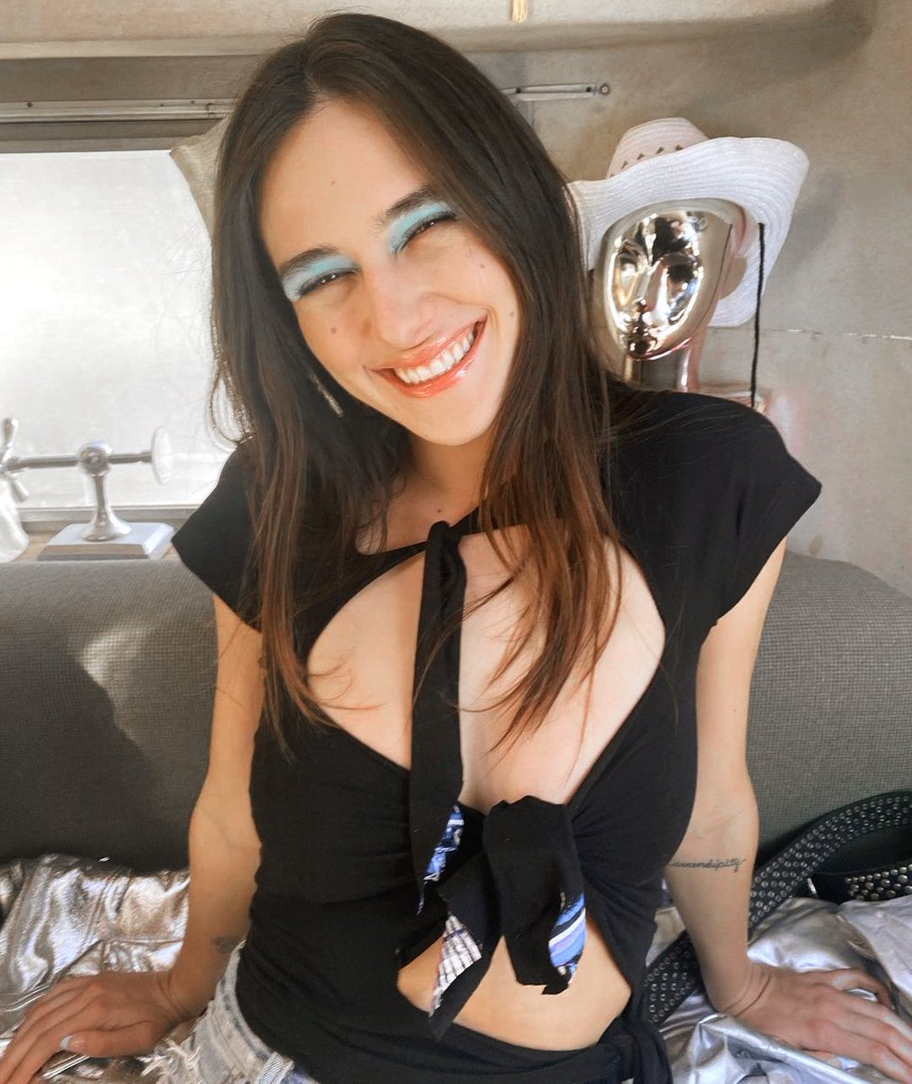 ⠀ 

ㅤ     ⠀⠀ ⠀⠀ the sun’ll come out
ㅤ     ⠀⠀ ⠀ ⠀nothing good ever
ㅤ     ⠀⠀ ⠀ ⠀comes easy,

ㅤ     ⠀⠀ ⠀ ⠀𝒕𝒉𝒆 𝒔𝒖𝒏’𝒍𝒍 𝒄𝒐𝒎𝒆 𝒐𝒖𝒕.

ㅤㅤ