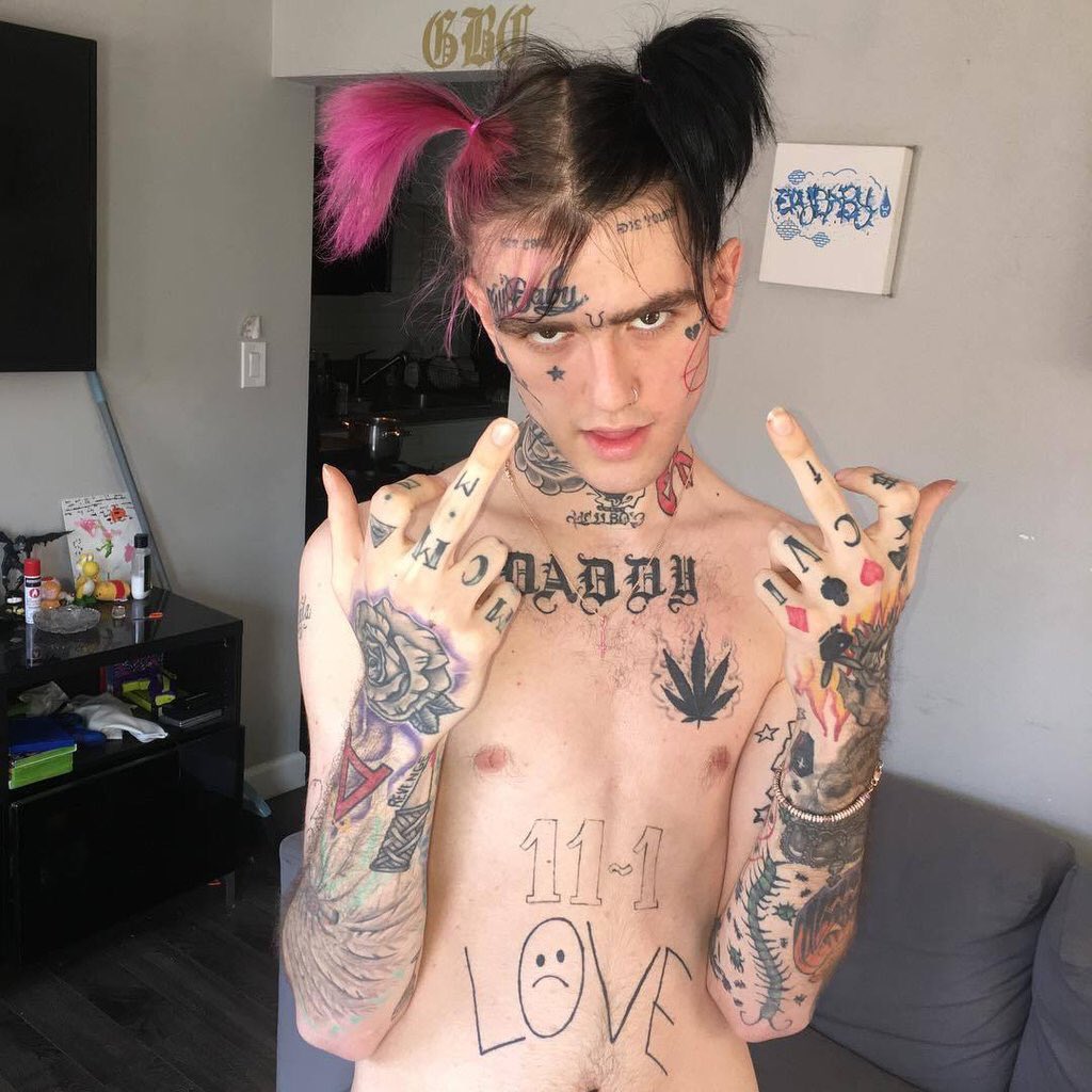 bumpinpeep16's tweet photo. Looking for the Lil Peep community. Where are my peeple? Oh, it's a lonely world I know.
#lilpeep #lilpeep4ever #crybaby #hellboy #restinpeep https://t.co/U7Nb49IwCn