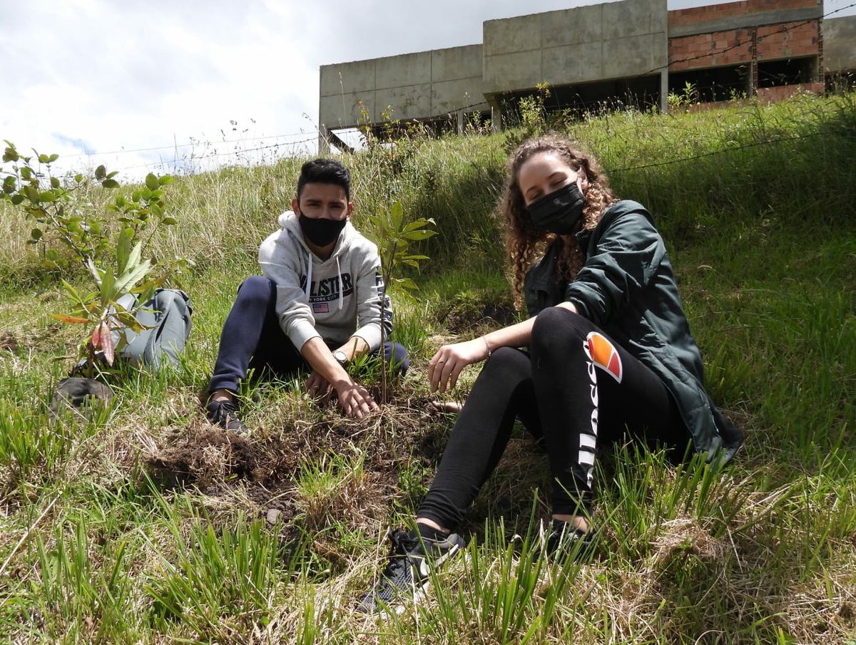 humedalesbogota's tweet photo. Culminamos septiembre con nuestra infaltable #SiembraDelMes. Gracias a todas las personas que día a día aportan de diferentes maneras a la recuperación de nuestros ecosistemas💚
Se viene una actividad divertida para celebrar en octubre con toda la familia👉https://t.co/FsQYrJU8ka https://t.co/huSAKZQXO7