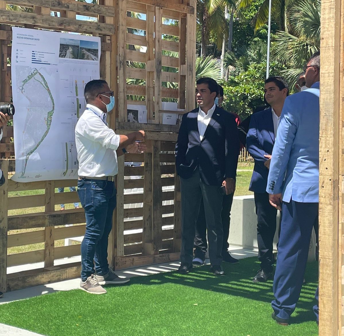 NelsonCamiloRD's tweet photo. Nuestra participación se enmarcó dentro del conversatorio "El Futuro de la movilidad sostenible en el Gran Santo Domingo" y los planes de intervencion que desarrollamos desde #UrbeRD integrando las comunidades con proyectos sostenible de movilidad y urbanos. 🛴🚲🚠 (2/2) https://t.co/Uo1TsDKMPu