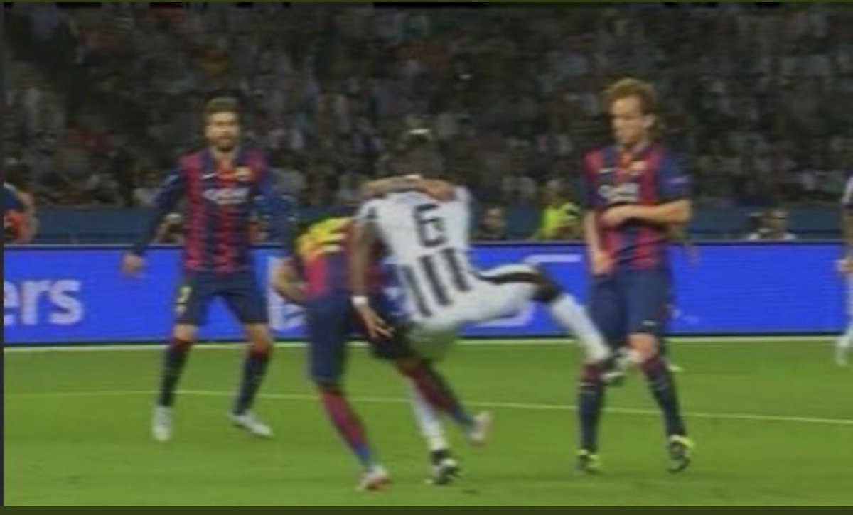 andrea_ivy14's tweet photo. @Bonetti Apparently he had been a great ref back then, hadn't he? Everybody cheered at his great performance. Karma is a bitch. https://t.co/41aPelZ9wI