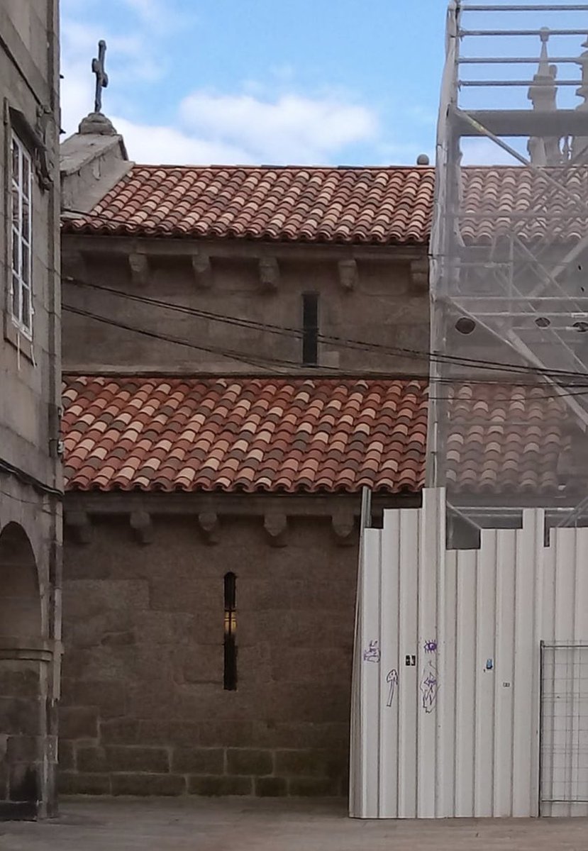 Las nuevas tejas de la Catedral de Santiago

Las han traído los peregrinos de distintos lugares? 

<a href="/GALANTIQUA/">GALANTIQUA</a> <a href="/PazodeRaxoi/">Concello de Santiago</a> @xeografo <a href="/elcorreogallego/">El Correo Gallego</a> <a href="/pgsarria/">Paco  Sarria</a>