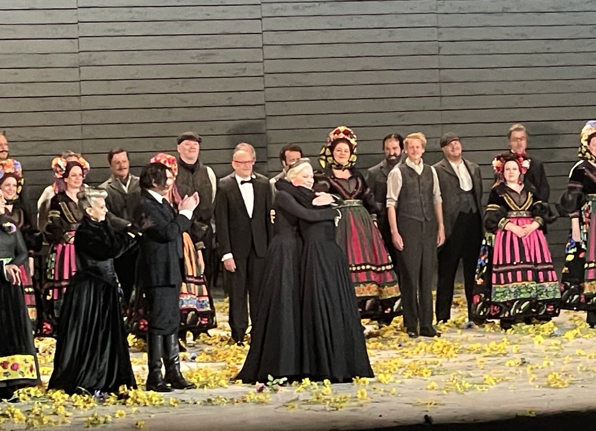 Stars hugging during ovation on opening night at @RoyalOperaHouse. Mesmerized by @AsmikGrigorian and her sober yet emotional Jenufa along with absolute queen @MattilaKarita, who found such depth to her Kostelnicka both in her acting and vocally, proving why she’s a living legend