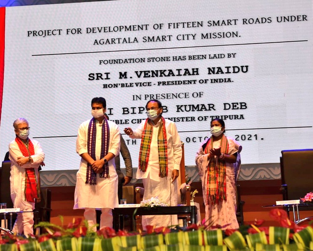 अगरतला में स्मार्ट सड़क परियोजनाओं का शुभारंभ किया, पूर्वोत्तर क्षेत्र के विकास के लिए भौतिक और डिजिटल कनेक्टिविटी में सुधार होना चाहिए- उपराष्ट्रपति